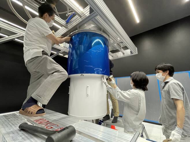 지난 7월 일본 카와사키신산업육성센터에 IBM 퀀텀 시스템 원이 설치되는 모습. 일본 내에서 처음 가동되는 상용 양자컴퓨터로 초전도 방식이다. /사진제공=IBM리서치