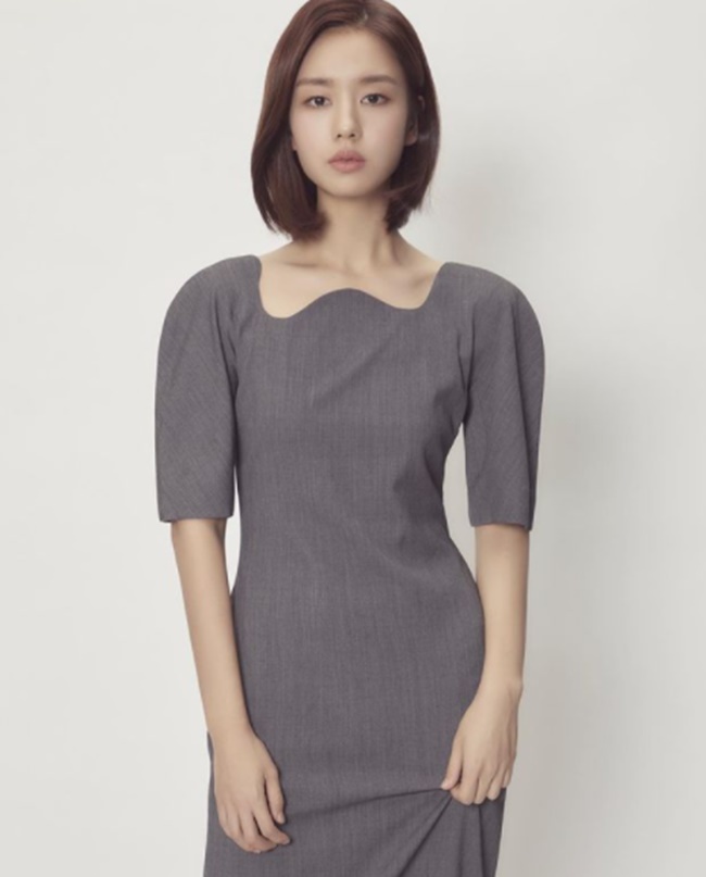 Actor Ahn Eun-jin has released a new Profile photo.Ahn Eun-jin wrote New Profile on his Instagram account on August 28.In the photo, there is a picture of Ahn Eun-jin posing in a gray tone dress, and Ahn Eun-jin, who has a chic yet elegant atmosphere, attracted attention.Actor Kim Go-eun, who is the motive of the 10th grade of the Korea National University of Arts, expressed his affection for Ahn Eun-jin with heart emoticons, saying, My mother.Meanwhile, Ahn Eun-jin recently signed an exclusive contract with the United Artist Agency (UAA); UAA includes actors Song Hye-kyo and young children.