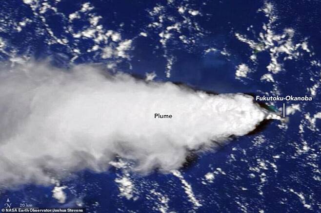 해저화산 ‘후쿠토쿠오카노바’에서 나온 분연주는 해발 16㎞까지 치솟았다.(사진=NASA)