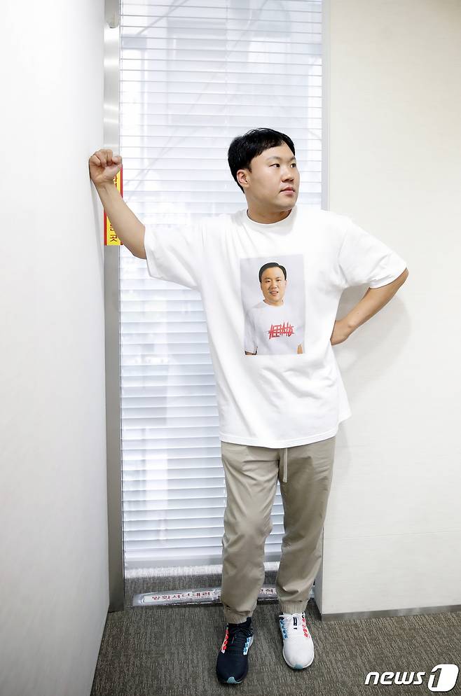 Seoul=) = Comedian Kim Yong-transparent poses before an interview with , which was held near Sangam-dong, Seoul Mapo District.2021.8.30