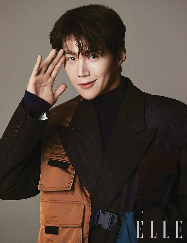 헤링본 롱 코트는 Alexander McQueen. 패치 디테일의 베스트는 Dolce & Gabbana.