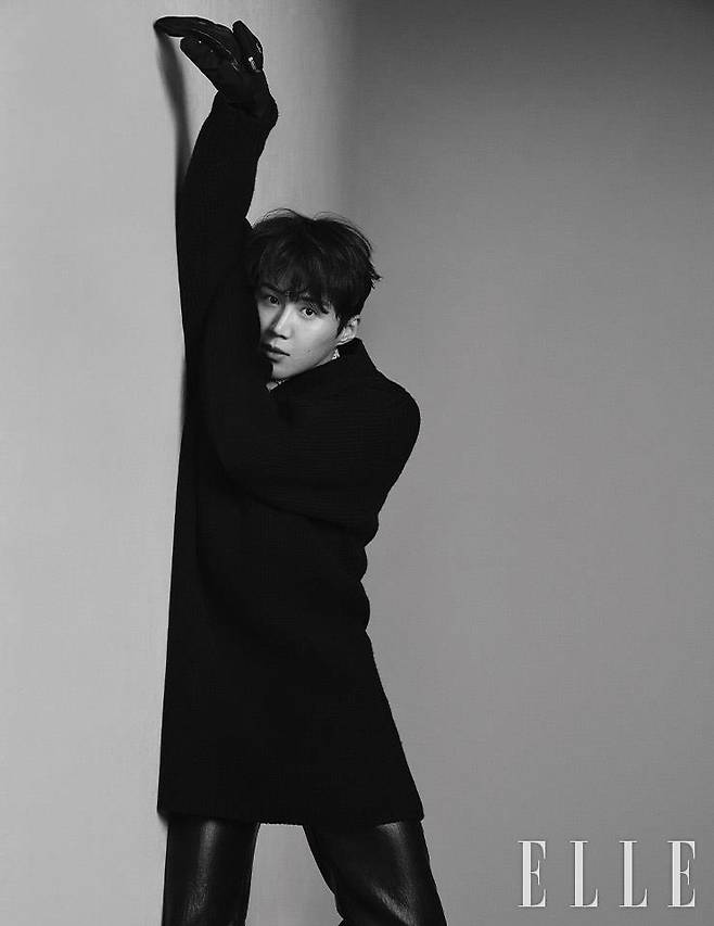 블랙 브이넥 오버사이즈 니트 톱과 옐로 더블 패치 포플린 셔츠, 옐로 실크 타이, 블랙 장갑은 모두 Prada. 블랙 레더 팬츠는 Recto.