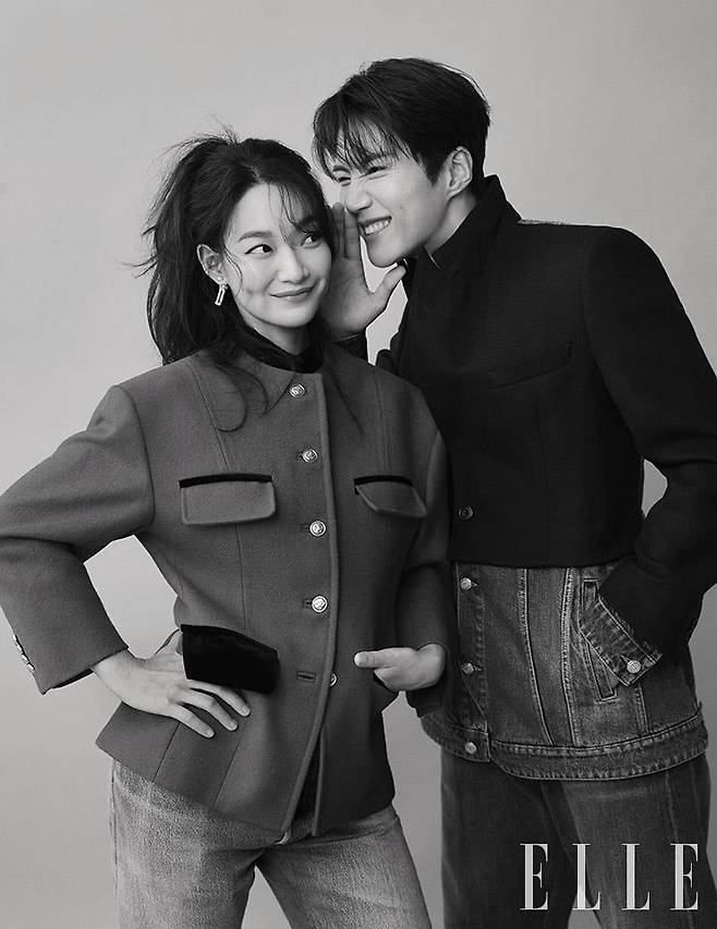 신민아가 입은 레드 재킷은 Gucci. 데님 팬츠는 Re/Done by 10 Corso Como Seoul. 김선호가 입은 하이브리드 테일러드 데님 재킷과 와이드 레그 진은 모두 Alexander McQueen. 실버 리파인드 스퀘어 체인 네크리스는 Ille Lan.