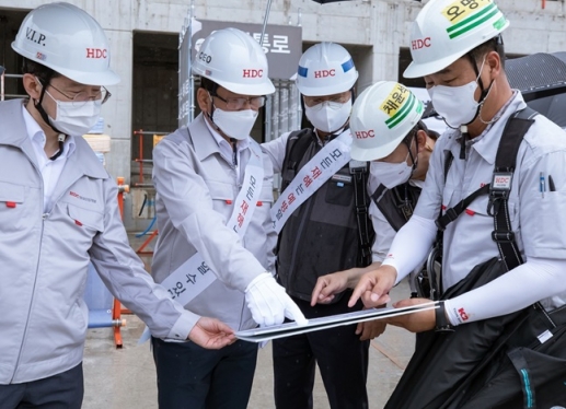 HDC현대산업개발이 전 현장 안전 점검을 실시했다.(왼쪽에서 두번째 권순호 HDC현대산업개발 사장) [사진=HDC현산]