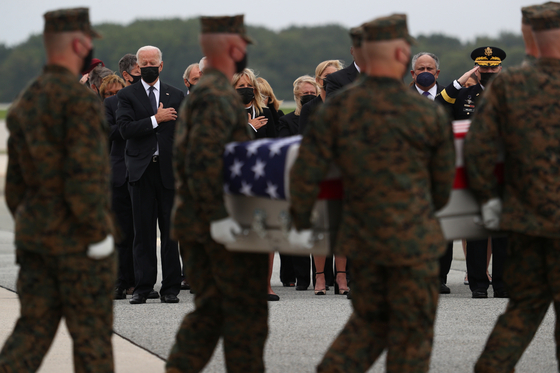조 바이든 미국 대통령과 부인 질 바이든 여사가 29일 델라웨어주 도버 공군 기지에서 아프가니스탄 카불 국제공항 테러로 전사한 장병들의 유해에 예를 표하고 있다. [로이터=연합뉴스]