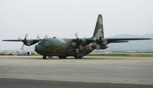 일본 항공자위대 소속 C-130 수송기가 지난 25일 파키스탄 이슬라마바드 공항에 착륙해 주기장으로 향하고 있다. 미군이 아프간 내 민간인 철수 시한 마지막날로 지정한 29일 일본정부에게 협조한 아프간인 500명은 아직 카불 공항에 남겨져 있다. 교도뉴시스