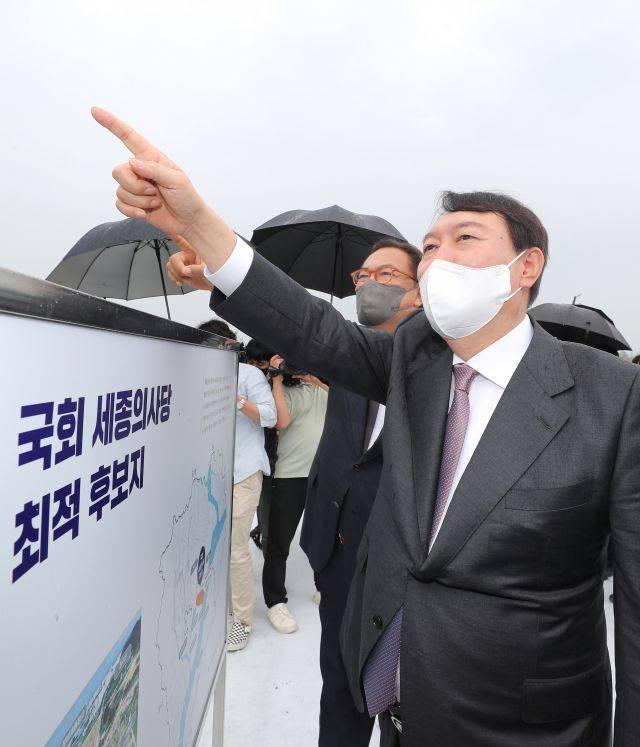윤석열 전 검찰총장이 30일 국회 세종의사당 예정 부지를 방문해 살펴보고 있다. 왼쪽은 정진석 의원. 연합뉴스