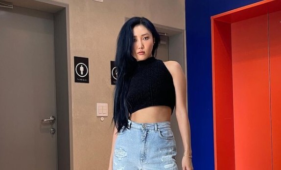 Hwasa of the group MAMAMOO expressed his current situation with a charismatic expression.On the 30th MAMAMOO official Instagram, Naver Naucalpan Han Hye-jins backstage at 2 oclock in a while All of us are happy with Hwasa on Monday afternoon through our shooter. In the photo, Hwasa took a picture wearing croppies and jeans. Hwasa took a picture with a chic look and a proud pose and captured peoples Sight.Above all, dark hair color and black high heels further amplified her chic.Meanwhile, Hwasa is appearing on MBCs I Live Alone: Han Hye-jins Naver Naucalpan (NOW.) which premieres today (30th).He appears as a guest on the radio Han Hye-jins Backstage.