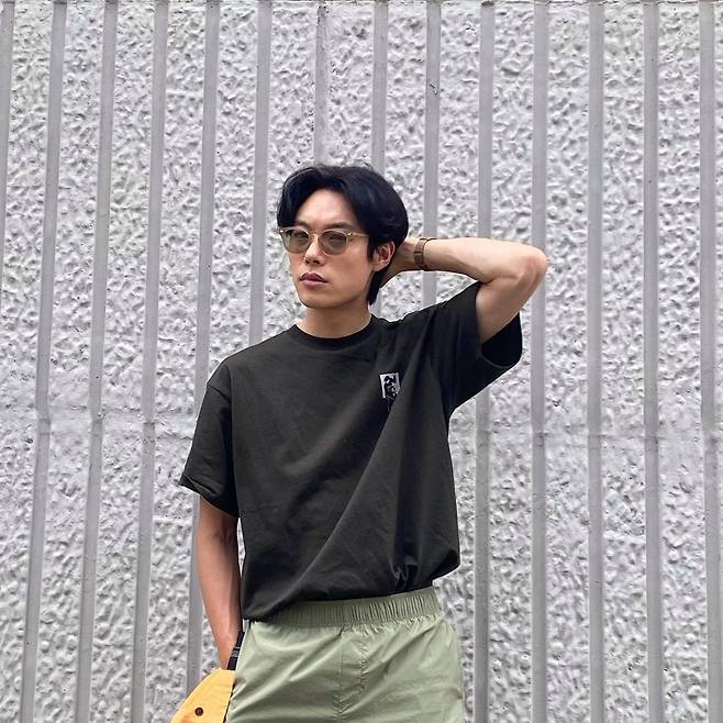 Ryu Jun-yeol posted a picture on his 30th day with an article entitled Many-Man 2 in his instagram .In the photo, Ryu Jun-yeol, who is holding a black-colored tee, khaki-colored shorts, colorful shoes, and a yellow cap cap cap in his hand, is taking pictures.Especially, Ryu Jun-yeols atmosphere, which is digested in his own style even if he wears it naturally, catches his eye.On the other hand, Ryu Jun-yeol is about to broadcast the first JTBC Saturday Drama Human Disqualification with Actor Jeon Do-yeon on September 4th.Photo: Ryu Jun-yeol Instagram  