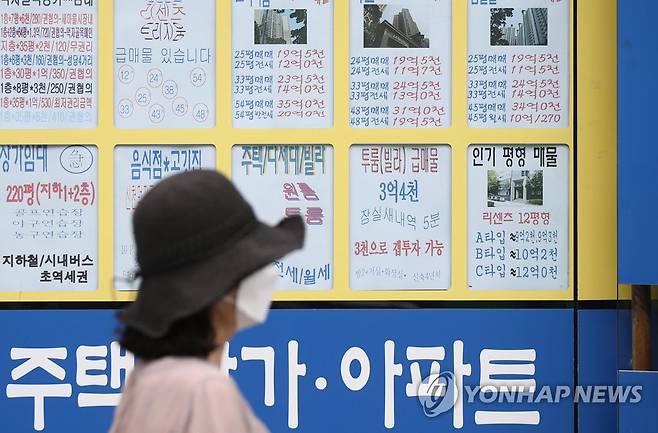 서울 아파트 매수세 꾸준 (서울=연합뉴스) 이재희 기자 = 집값 단기 급등에 따른 피로감과 금융권의 대출 규제, 금리 인상 등으로 서울 아파트 거래량이 줄었지만 은마아파트와 잠실 주공아파트5단지 등 주요 재건축단지는 매수세가 꾸준히 이어지며 이번달 신고가 기록을 다시 세웠다. 사진은 29일 서울 송파구의 한 공인중개사에 붙은 매매 및 전세가격표 모습. 2021.8.29 scape@yna.co.kr