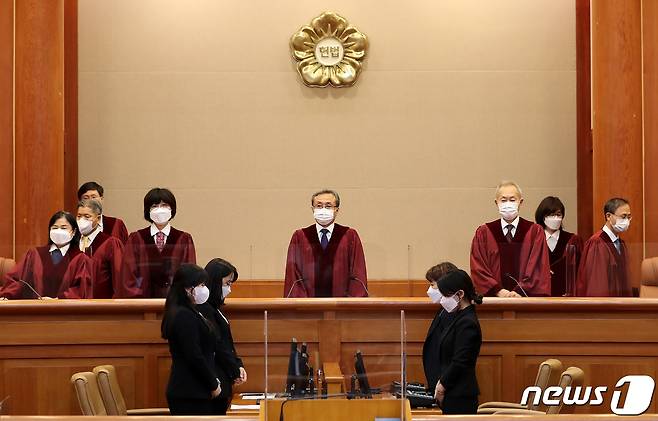 유남석 헌법재판소장을 비롯한 헌법재판관들이 31일 오후 서울 종로구 헌법재판소 대심판정으로 들어서고 있다. 2021.8.31/뉴스1 © News1 박지혜 기자