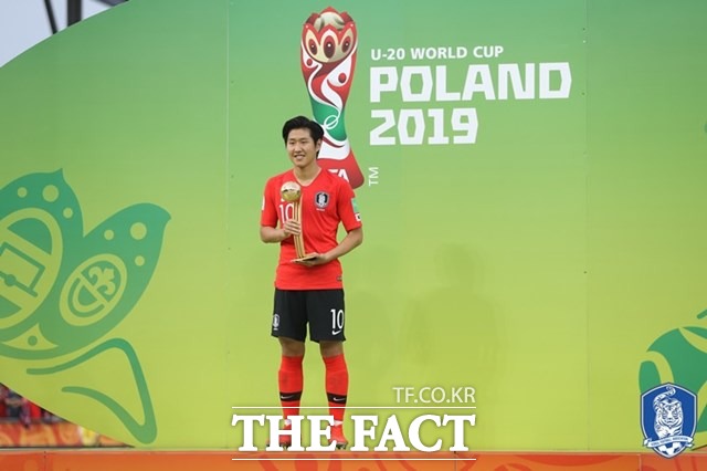 '슛돌이' 이강인이 2019년 리오넬 메시의 뒤를 따라 18세에 U-20 FIFA월드컵 골든볼 수상한 뒤 포즈를 취하고 있다./대한축구협회 제공