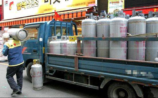한 가스배달업자가 영업용 LPG 가스를 배달하고 있다./ 조선DB