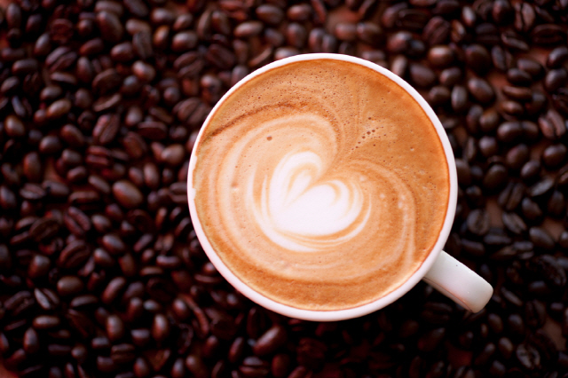 하루 0.5~3잔의 커피를 마시면 뇌졸중 위험을 줄일 수 있다./사진=클립아트코리아