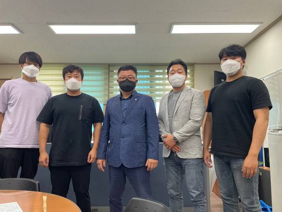 인천 서부경찰서 보이스피싱 전담수사팀. 오른쪽부터 이주환 형사, 이상운 반장, 황학선 팀장, 김선욱 형사, 함기용 형사. 사진 인천 서부서 보이스피싱전담수사팀