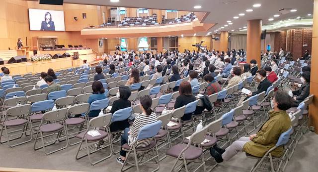 김지연 한국가족보건협회 대표가 지난 4월 서울 용산구 온누리교회의 수요여성예배에서 기독교 성가치관 교육과 가정 회복을 주제로 메시지를 전하고 있다.