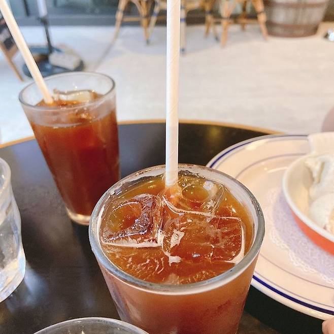 Actor Son Tae-young shares his routine in the USSon Tae-young posted a picture of himself on his personal SNS on August 30.In the photo, Son Tae-young has a tee time in a cafe with his acquaintance wearing leggings on a knee-length T-shirt and slippers.The undecorating Supernatural dress also has a remarkable proportion, and features.Son Tae-young, along with the photo, revealed a shrug of comfortable attire by adding, I came out so comfortable in the neighborhood.