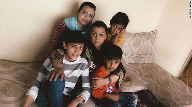 카불 아파트 안에 숨은 사남매의 아프간 탈출기…어머니와 재회
