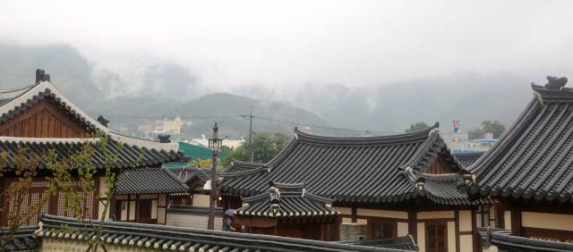 초정행궁 뒤편 구녀산 자락에 안개가 내려앉아 몽환적인 분위기를 자아내고 있다. 청주시는 지난해 초청행궁터에 세종이 머물던 편전·침전 등을 복원했다.