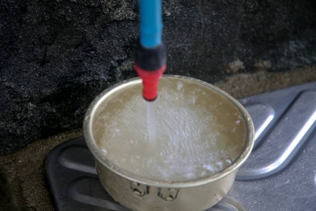 초정약수는 톡 쏘는 맛이 강한 탄산수다. 초정리 어디를 가든 무료로 약수를 맛볼 수 있다.