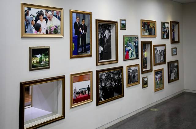 대통령기념관 곳곳에는 역대 대통령의 활동 사진이 걸려 있다. 사진은 대통령 재임 기간 중 역사적인 순간을 담고 있다.