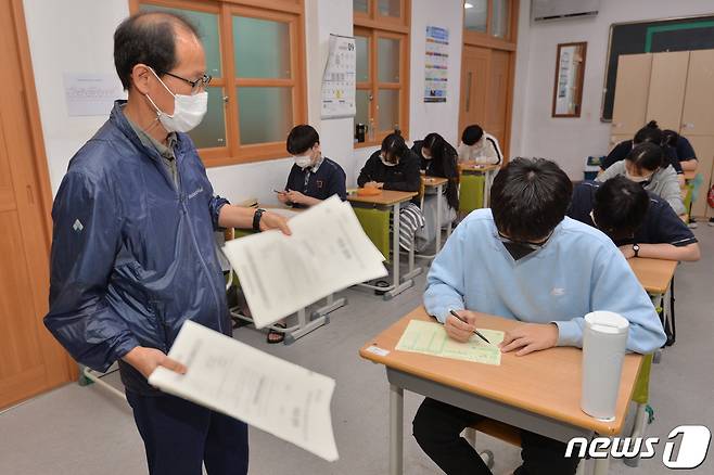 2022학년도 대학수학능력시험 9월 모의평가가 실시된 1일 경북 포항시 남구 영일고등학교 수험생들이 답안지를 작성하고 있다. 수능을 앞두고 마지막으로 치러지는 이번 모의평가는 한국교육과정평가원 주관으로 전국 2138개 고등학교와 431개 지정학원에서 동시에 실시된다. 2021.9.1/뉴스1 © News1 최창호 기자