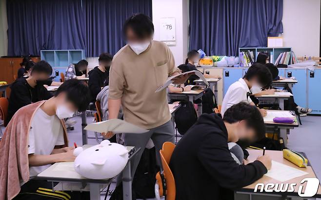 1일 오전 서울 마포구 상암고등학교에서 고3 수험생들이 9월 모의평가를 준비하고 있다. 이번 모의평가는 전국 2138개 고등학교와 431개 지정학원에서 동시에 실시된다. 2021.9.1/뉴스1 © News1 황기선 기자