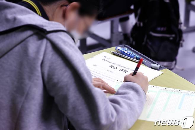 1일 오전 서울 마포구 상암고등학교에서 고3 수험생들이 9월 모의평가를 준비하고 있다. 이번 모의평가는 전국 2138개 고등학교와 431개 지정학원에서 동시에 실시된다. 2021.9.1/뉴스1 © News1 황기선 기자