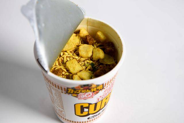 일본 닛신사의 컵누들을 열어보니 비닐봉지 없이 분말수프와 건더기수프가 면과 함께 들어있다. 한지은 인턴기자