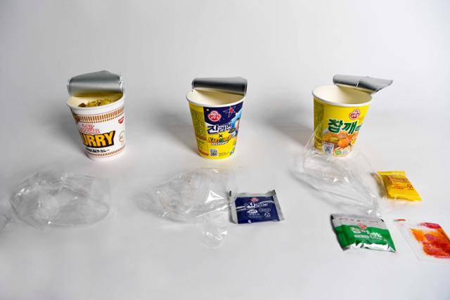똑같은 크기의 컵라면이지만 수프봉지 개수에 따라 쓰레기의 양이 눈에 띄게 다르다. 한지은 인턴기자