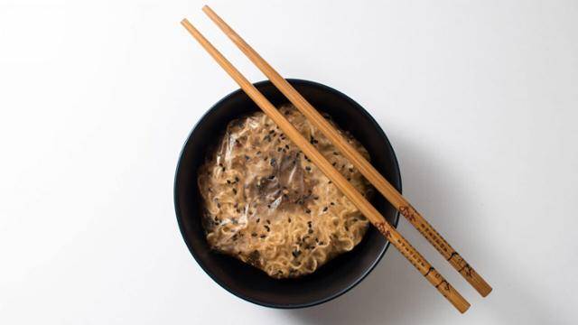 영국 디자이너 홀리 그라운즈(Holly Grounds)가 개발한 먹을 수 있는 라면 포장. 홀리 그라운즈 인스타그램