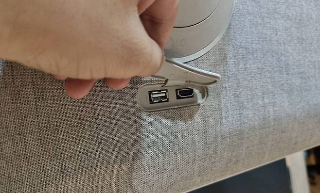 본체 후면의 HDMI와 USB 포트