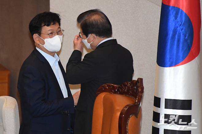 지난달 31일 국회 본회의장에서 21대 국회  전반기 국회부의장 선출 투표 도중  송영길 더불어민주당 대표가 의장석으로 다가와 박병석 국회의장과 대화하고 있다. 윤창원 기자