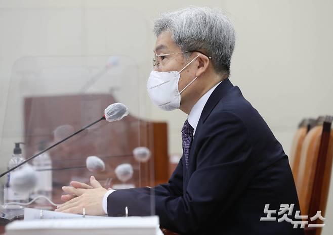 고승범 금융위원장 후보자가 27일 국회 정무위원회 전체회의에서 열린 인사청문회에 출석해 의원들의 질의에 답변하고 있다. 윤창원 기자