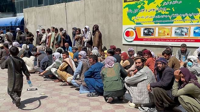 카불의 한 은행 앞에 길게 늘어선 대기줄 (사진=게티이미지코리아)