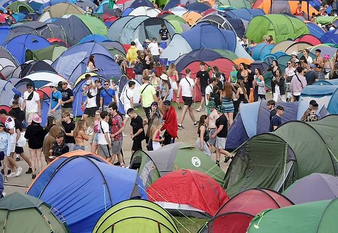지난달 29일부터 3일간 영국 버크셔주 레닝에서 열린 유명 축제인 레닝 페스티벌이 끝난 뒤, 축제 참가자들이 버리고 간 수많은 텐트와 캠핑용 의자, 플라스틱 쓰레기 등.