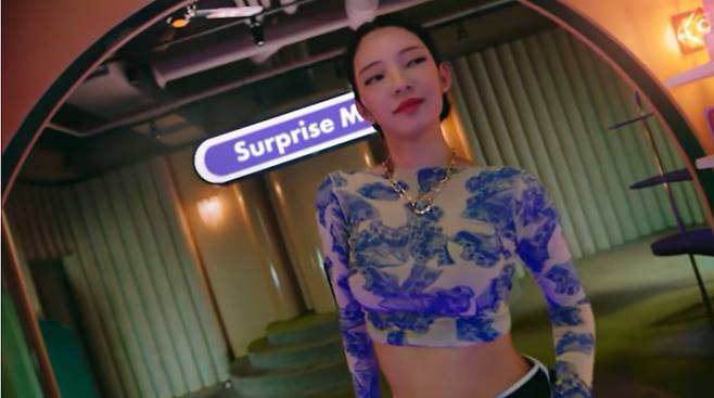 /사진=유튜브 공식 영상 1000만뷰를 돌파한 신한라이프 CF 장면. 메인 모델로 등장하는 로지라는 인물이 가상으로 만들어진 인플루언서로 알려지며 화제를 모았다