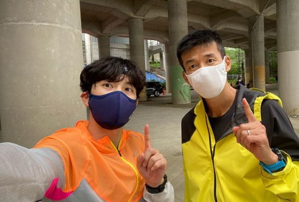 Hoon Hoon.Siwan has radiated a sweet chemistry with Sean.On the first day, Siwan posted a picture with Sean on his Instagram.Siwan in the photo wears Mask and wears a running suit, making 1 with his fingers with Sean and celebratory photothe one left behind.The two men were impressed by the fact that they kept the rules of prevention even in rare places.Meanwhile, the two men are known to run together with Lee Seo-young, Lee Young-pyo, and Cho Won-hee.