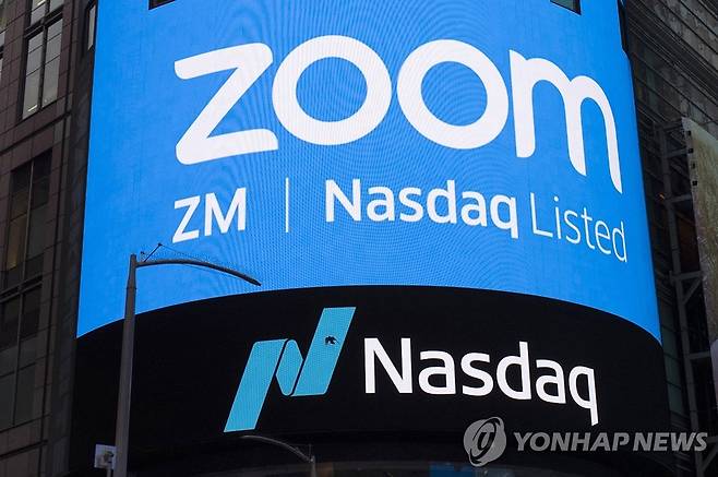 [AP=연합뉴스 자료사진] 나스닥 광고판의 줌 로고