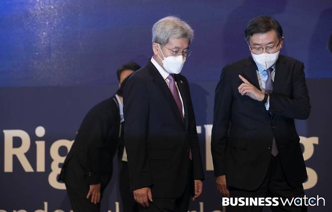 컨퍼런스 관계자와 대화 나누는 고승범 금융위원장/사진=이명근 기자 qwe123@