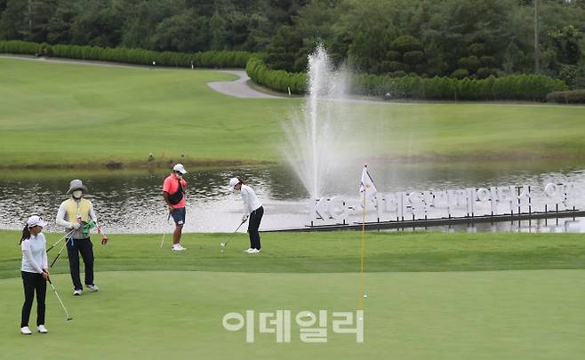 [이데일리 스타in 노진환 기자] 2일 경기도 용인시 처인구 백암면 써닝포인트 컨트리클럽에서 ‘제10회 KG·이데일리 레이디스 오픈’ 공식 연습이 진행되고 있다. 올해로 10회째를 맞은 ‘KG·이데일리 레이디스 오픈(총상금 7억 원, 우승상금 1억 2천600만원)’은 2021시즌 열아홉 번째 대회로 3일부터 5일까지 열린다.