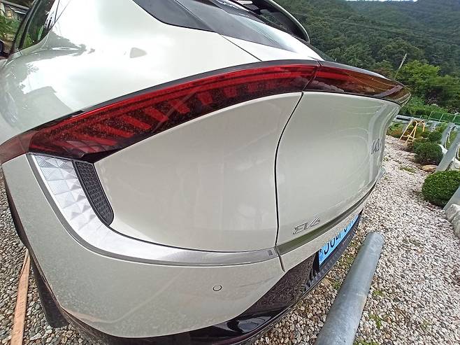 리어 데크 스포일러와 LED 램프. 아래 크롬처리된 곳은 방향지시등이다.