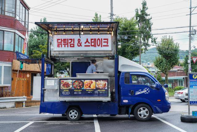 지난달 25일, 경기도 의정부시 한 주택가에서 스타세븐 푸드트럭의 이성민 대표가 물품들을 정리하고 있다.