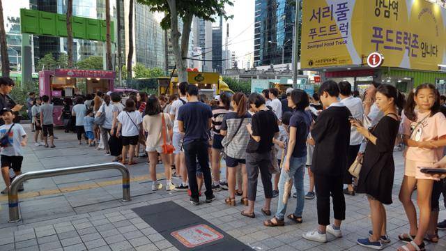 2019년 6월 24일 서울 강남구 역삼동 서리풀 푸드트럭존 앞에 음식을 사려는 사람들이 길게 줄을 서 있다. 서울시 제공
