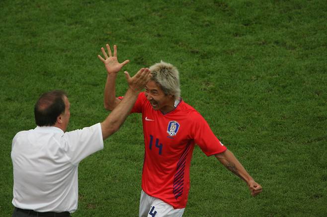 2006년 독일월드컵 토고전에서 프리킥 골을 터트린 이천수가 아드보카트 감독과 하이파이브하고 있다. [중앙포토]