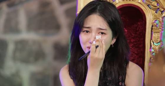 걸그룹 출신 권민아가 유튜브에 출연한 모습. 유튜브 채널 '점점tv' 캡처