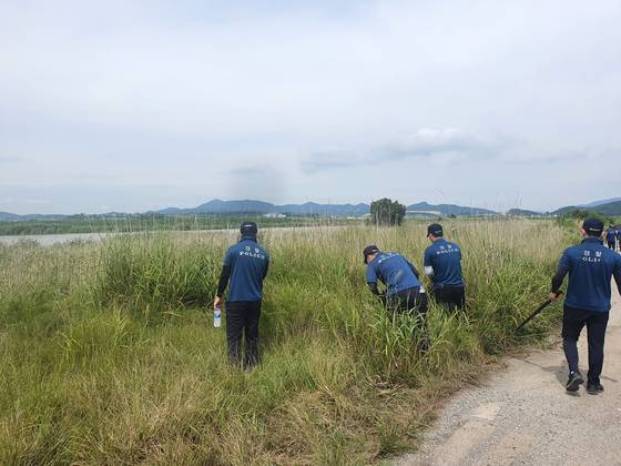 지난달 30일 전남 영암 일대에서 경찰관들이 실종된 30대 여성을 수색하고 있다. 이 여성은 지난 1일 해남군 영암호 해암교 상류에서 시신으로 발견됐다. 경찰은 2일 무안의 한 숙박업송서 이 여성을 살해하고 시신을 유기한 혐의로 구속된 옛 직장 동료 60대 남성을 검찰에 송치했다. 뉴스1