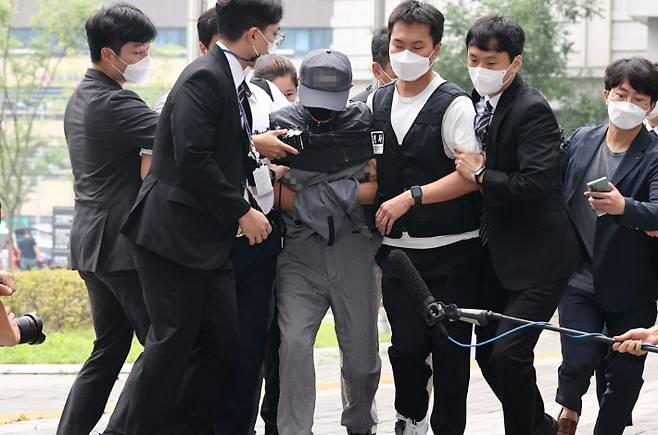 치추적 전자장치(전자발찌) 훼손 전후로 여성 2명을 잇달아 살해한 혐의를 받는 강모씨가 8월 31일 서울동부지법에서 열리는 영장실질심사에 출석하고 있다. (연합뉴스)