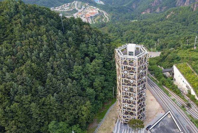 저 멀리 추추파크가 보이는 오로라파크 전망 타워 [사진/성연재 기자]