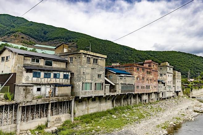 하천 쪽에 접한 까치발 건물들 [사진/성연재 기자]